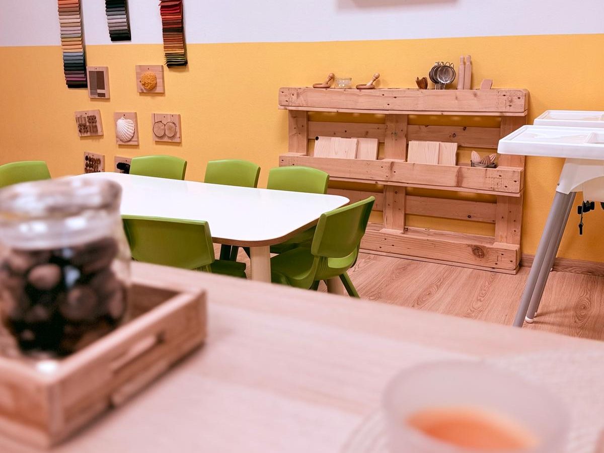 Si vede l'interno della struttura. Un ambiente caldo e amorevole, a misura di bambino