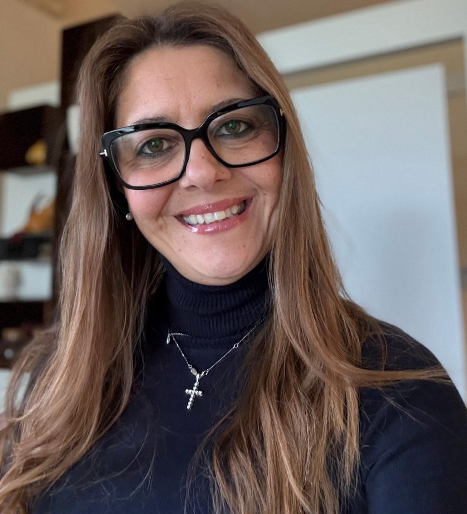 Si vede Tiziana Bravi mentre sorride in camera con uno sguardo sereno e rassicurante.