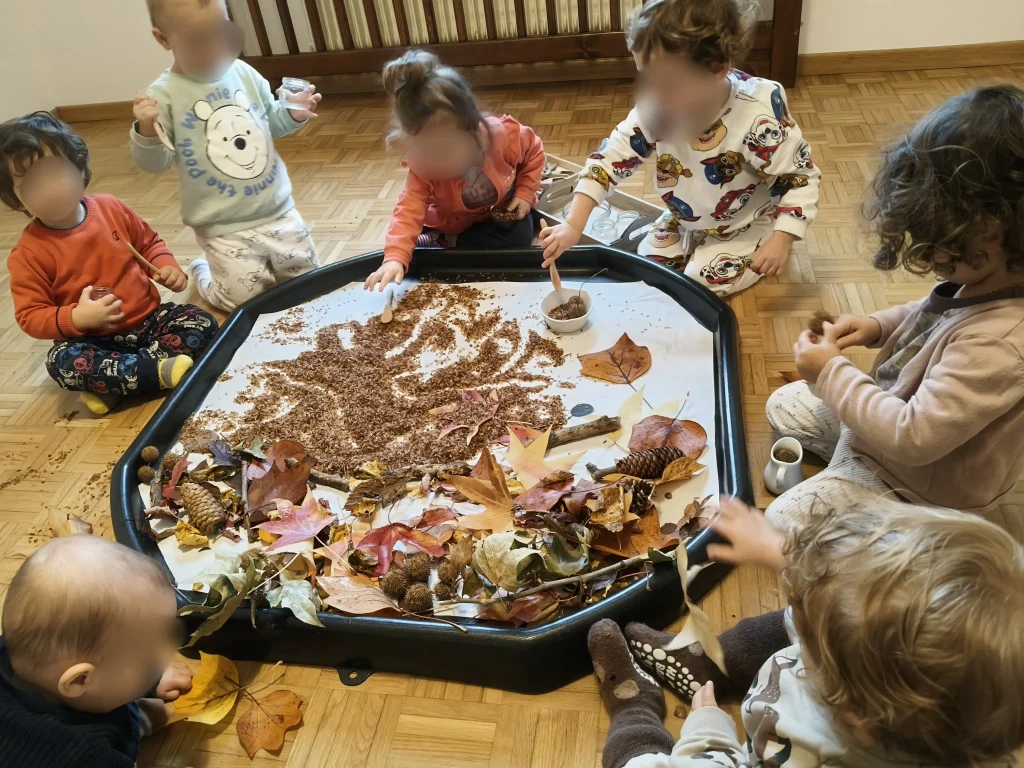 Un gruppo di bambini attorno al tavolo mentre fa un'attività sensoriale 